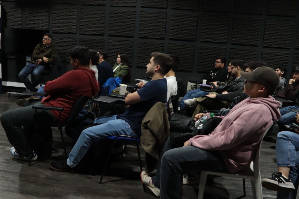 Alumnos de diferentes generaciones presentes en la primera clase inductiva