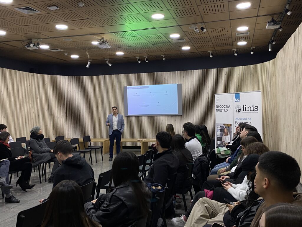 Seminario en Sala de Exposiciones en la Universidad Finis Terrae (Foto tomada por: Luis César Pulgar)